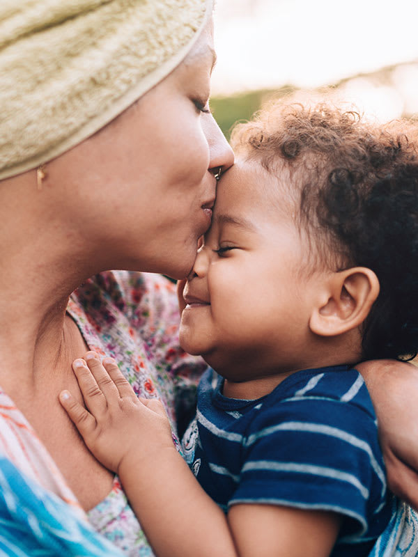 Una madre besa a su hijo