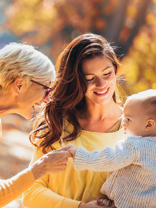 Um trio de uma avó, de uma mãe e de um bebé