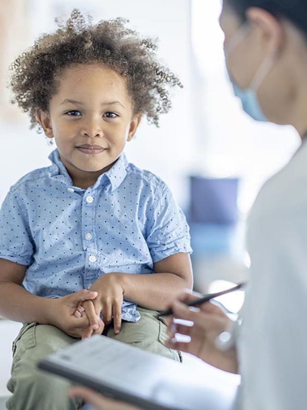 Bambino con un medico