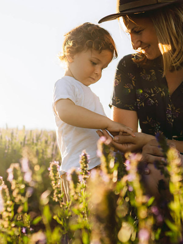 Mãe com sua filhinha em um campo de lavanda