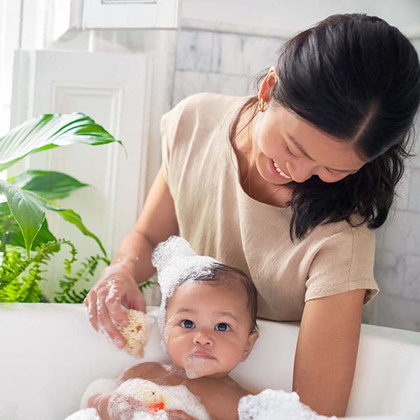 Una madre fa il bagno al suo bambino