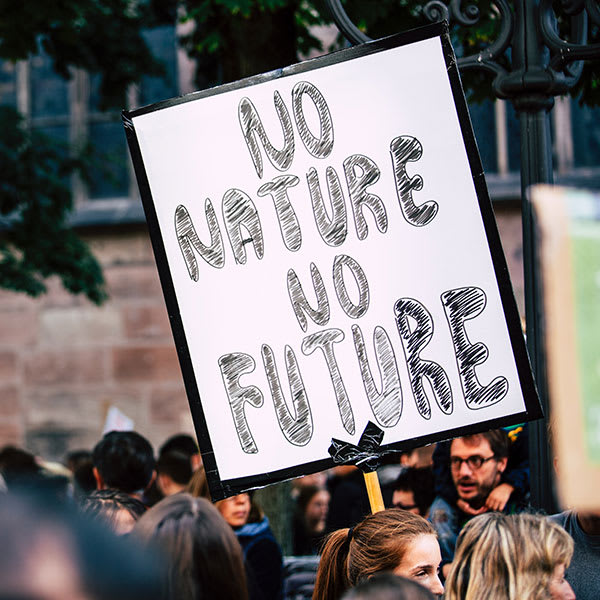Klimaatdemonstratie met een bord "Geen natuur, geen toekomst
