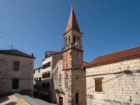 Crkva Gospe od Karmela i ostaci gradskih zidina