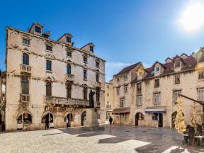 Voćni trg (Trg braće Radić)