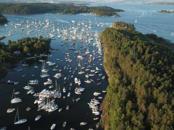 EB72C199-CA35-4079-A7CF-9148EEF7FFAB