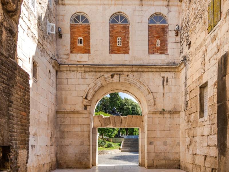 Zlatna vrata (sjeverni ulaz u palaču)