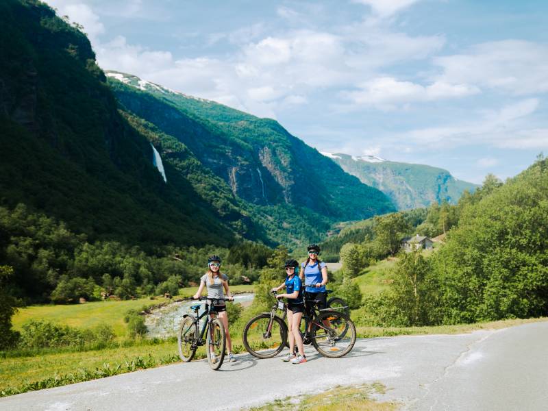 Mor og datter med sykler på Rallarvegen