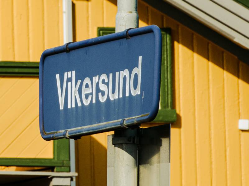 Vikersund stasjon skilt