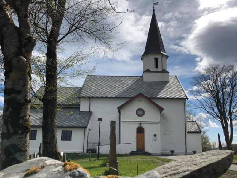 3-2_Ørland Kirke ute