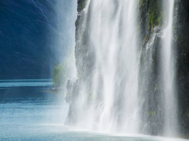 Brudesløret Waterfall - Geirangerfjorden_Øyvind Heen - fjords.com