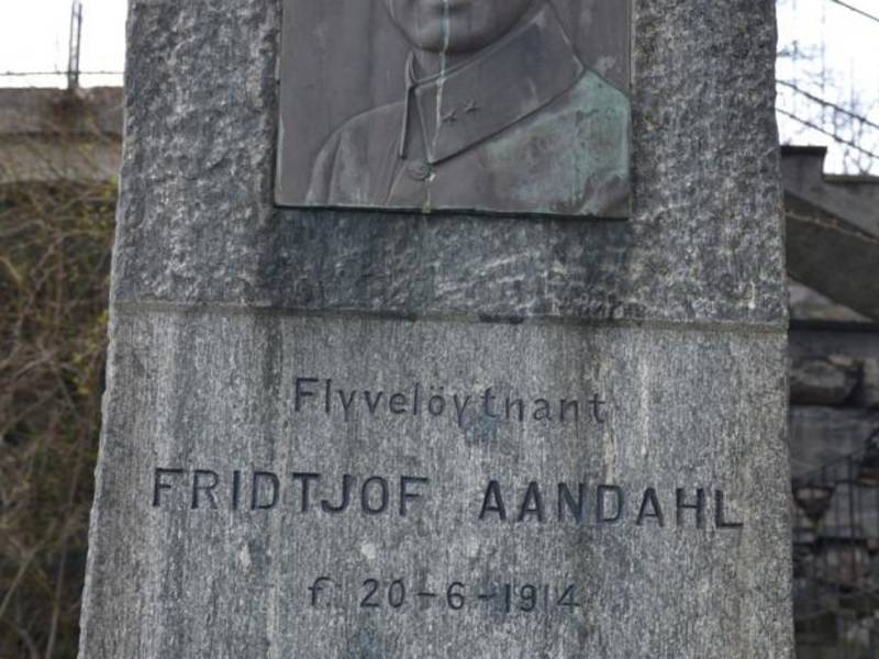 Flyløytnant Fridtjof Aandahl byste