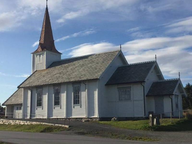 Edøy kirke og skattesteinen