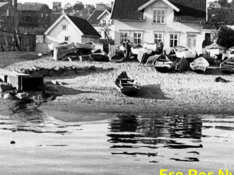 Strand med landfaste båter