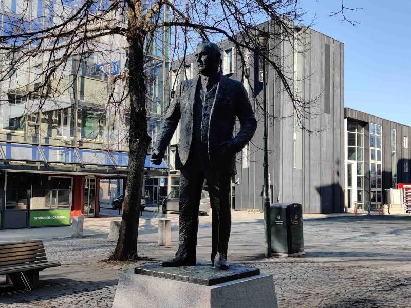 Johan Nygaardsvold (Statue)