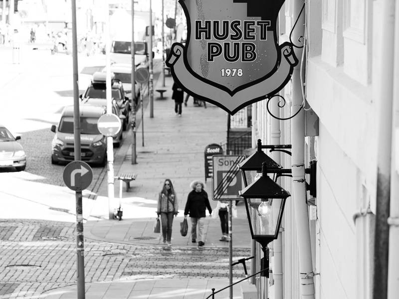 UTENFOR HUSET PUB OG NED TIL HÅKONSGATEN