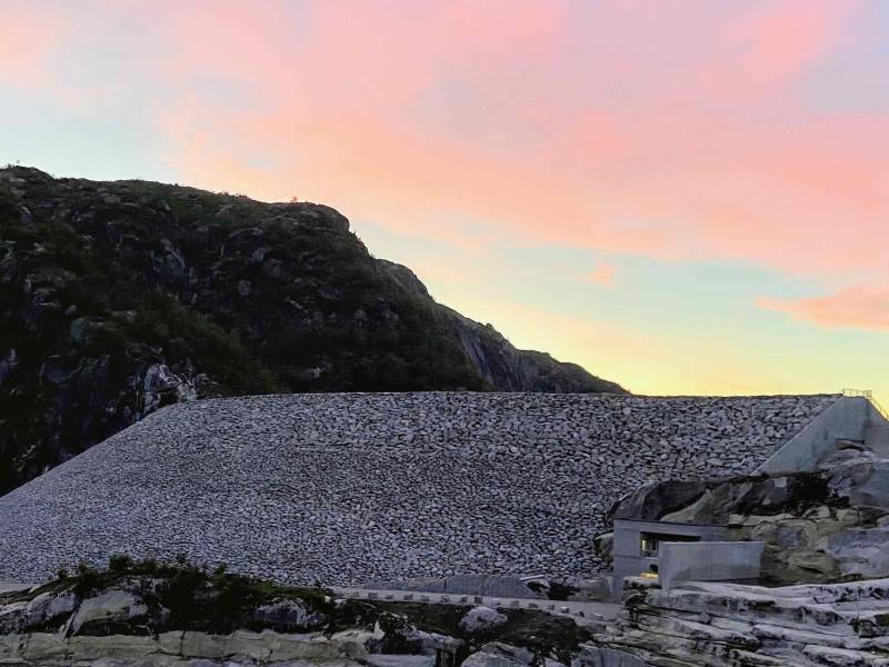 Steinfyllingsdam ved Langevatn