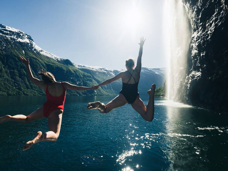 Fjord Norge damene stuper ved fossen