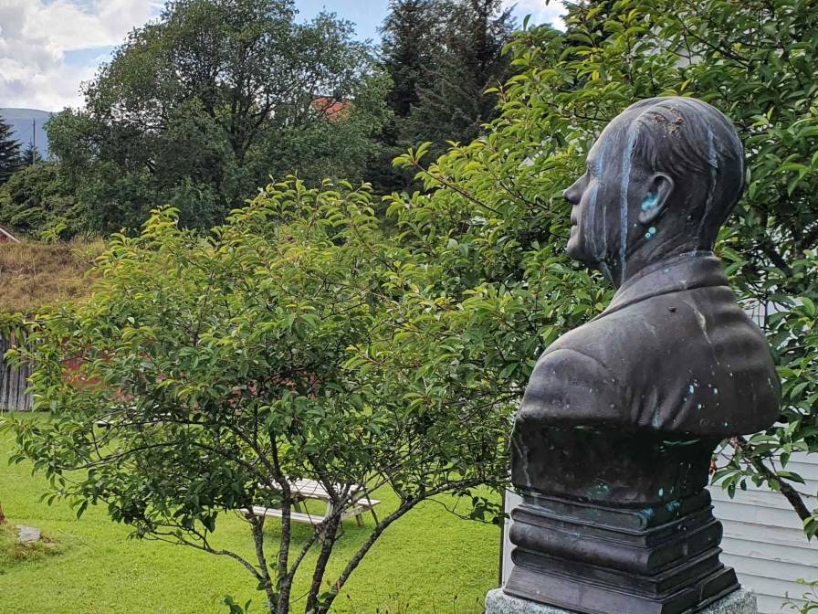 Bjarne Rabben-bysta på Herøy