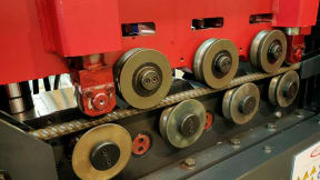 Straightening machine for test samples