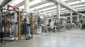 Extrusion line for insulating steel wire ropes and strands