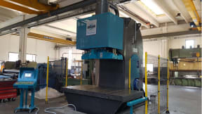 Hydraulic presses with fixed gantry and movable cylinder