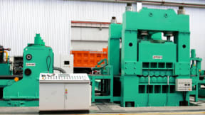Heavy-duty leveling and cut-to-length lines for steel plates