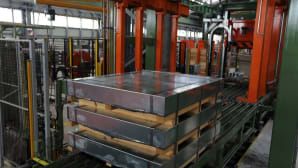 Hydraulically-operated stacking machine for palletized sheet metal bundles