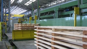 Automatic pallet dispenser for sheet metal packaging plants