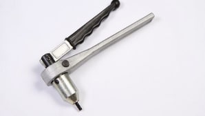 Riveting equipment for threaded tubular rivets