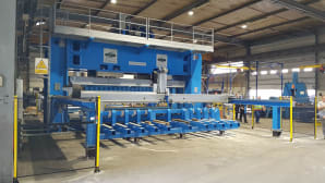 Hydraulic presses with fixed portal and fixed cylinder