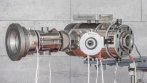 Thermoplastic extrusion heads with front/rear manual centering