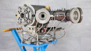 Thermoplastic extrusion heads for double and triple layer