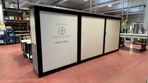 Photovoltaic cabin with integrated panel and inverter: EIB’s project takes shape