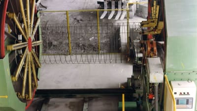 Linea para la producción de jaulas cilíndricas de acero para el refuerzo de tubos y postes de concreto