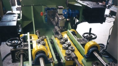 Straightening and cutting machines for hot rolled wire rod and reinforcing steel wire