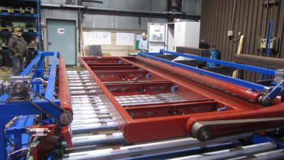 Automatic mesh panels tilting and stacking group