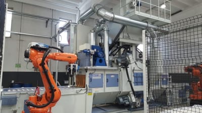 Industry 4.0: shot blasting machine with loading and unloading robots