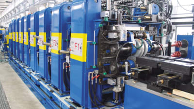 Linear cage forming lines for the production of round tubes