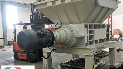 Two shafts shredders for solid waste ferrous and non-ferrous metals