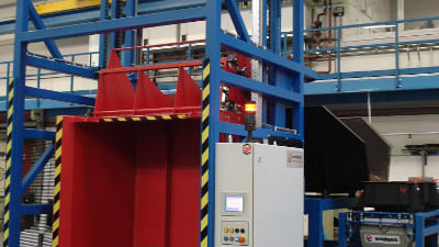 Hydraulic door for soft dropping of products