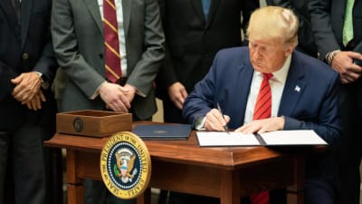Trump reintroduce dazi su acciaio e alluminio: reazioni dell’industria e implicazioni