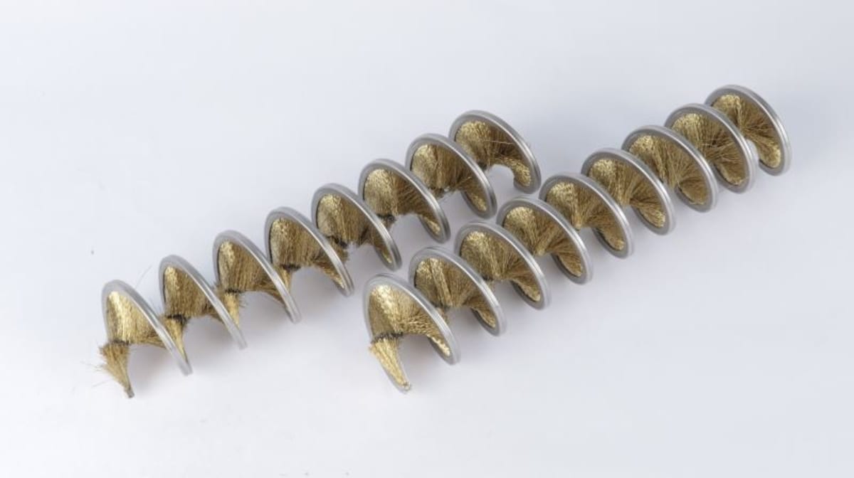 Mechanical descaling brushes for low carbon rods