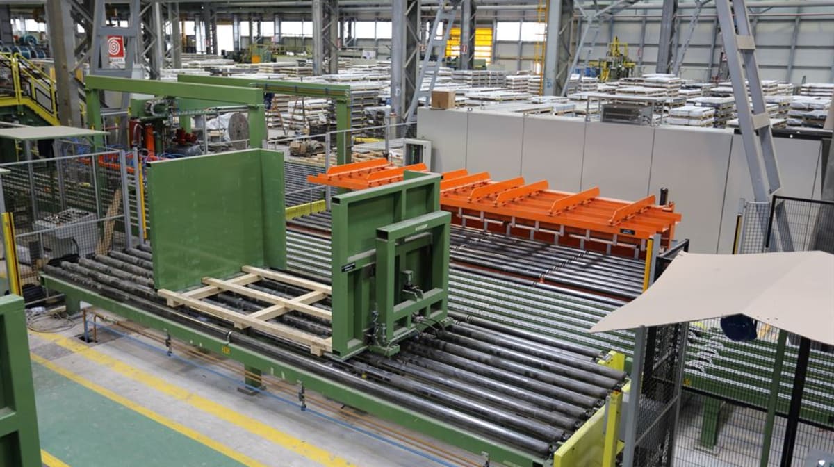 Automatic pallet-bundle coupler | expometals