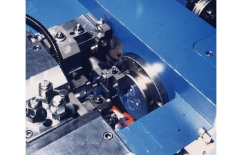 Presses à trois frappes avec porte-matrices rotative vis