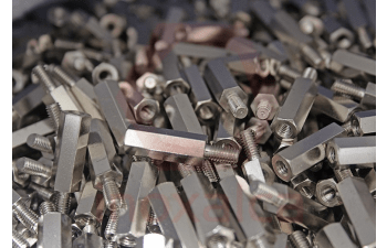 Distanziatori esagonali in acciaio zincato bianco e distanziatori in ottone nichelato