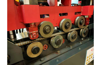 Straightening machine for test samples