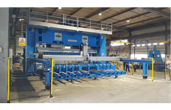 Hydraulic presses with fixed portal and fixed cylinder