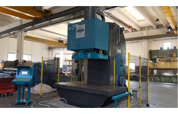 Hydraulic presses with fixed gantry and movable cylinder