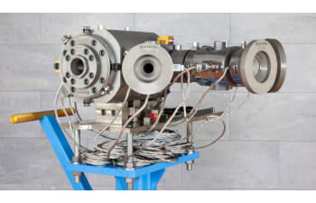 Thermoplastic extrusion heads for double and triple layer