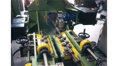 Straightening and cutting machines for hot rolled wire rod and reinforcing steel wire